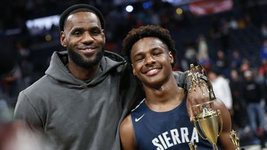 ARCHIVO - LeBron James (izquierda) y su hijo Bronny posan tras un partido de baloncesto de escuela secundaria, el sábado 14 de diciembre de 2010, en Columbus, Ohio. (AP Foto/Jay LaPrete)