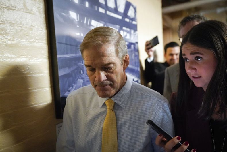 El representante republicano Jim Jordan arriba a la reunión del bloque republicano en el Capitolio, jueves 19 de ictubre de 2023. (AP Foto/Alex Brandon)