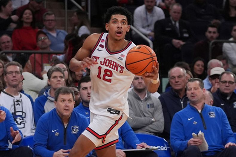 ARCHIVO - RJ Luis Jr., de St. Johns, mira hacia la canasta durante la primera mitad de un partido de baloncesto universitario de la NCAA contra Creighton, en la final del torneo de la conferencia Big East, el 15 de marzo de 2025, en Nueva York. (Foto AP/Frank Franklin II, Archivo)