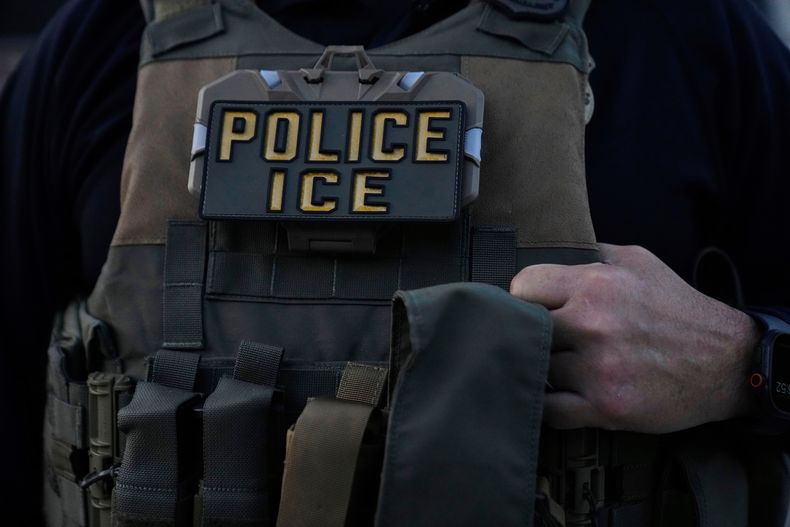 Un agente del Servicio de Inmigración y Control de Aduanas de EEUU (ICE) participa en una operación matutina en Park Ridge, Illinois, el 19 de septiembre de 2025. (AP Foto/Erin Hooley)