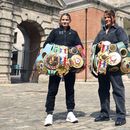 Katie Taylor (izquierda), monarca indiscutible de las ligeras y Chantelle Cameron, campeona indiscutible de las superligeras, posan frente al Castillo de Dublín, el jueves 18 de mayo de 2023 (AP Foto/Peter Morrison)