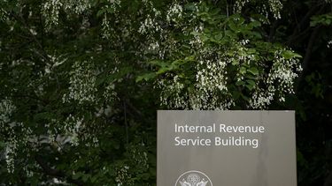 Un letrero en el edificio del Servicio Interno de Impuestos en Washington, el 4 de mayo del 2021..(Foto AP/Patrick Semansky)