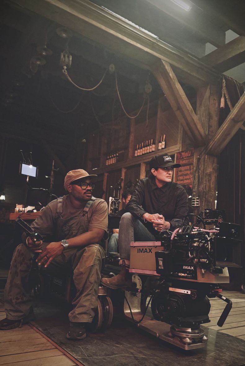 Esta imagen publicada por Warner Bros. Pictures muestra al director, guionista y productor Ryan Coogler, a la izquierda, y a la directora de fotografía Autumn Durald Arkapaw en el set de Sinners. (Eli Adé/Warner Bros. Pictures via AP)