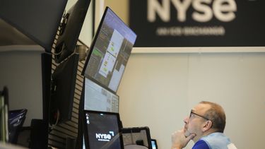 Una persona trabaja en la Bolsa de Valores de Nueva York, el martes 4 de marzo de 2025. (AP Foto/Seth Wenig)