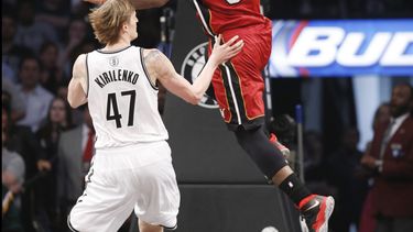 americateve | LeBron James, del Heat de Miami, encesta frente al ruso Andrei Kirilenko, de los Nets de Brooklyn, en el cuarto partido de la semifinal de la Conferencia del Este, el lunes 12 de mayo de 2014 (AP Foto)