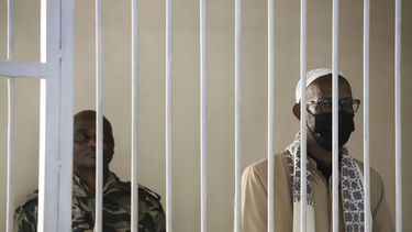 Mohammed Abdi Ali (der) en el Tribunal Kahawa en Nairobi, Kenia, el 22 de mayo del 2025. (AP foto/Andrew Kasuku)