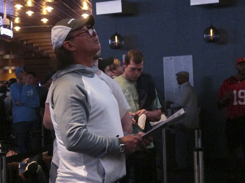 Aficionado se prepara para presentar una apuesta en el Ocean Casino Resort en Atlantic City, Nueva Jerset el 9 de septiembre del 2018. (AP Foto/Wayne Parry)