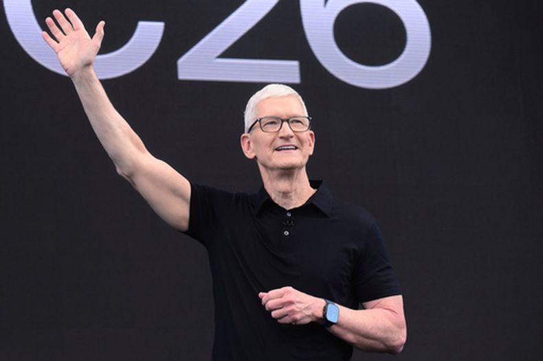 El director ejecutivo de Apple, Tim Cook, saluda durante la Conferencia Mundial Anual de Desarrolladores en la sede de Apple en Cupertino, California, el lunes 8 de junio de 2026. (Foto AP/Noah Berger)