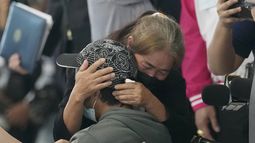 Una mujer abraza a un trabajador tailandés que fue evacuado de Israel debido a la guerra, mientras él y otros llegaban al Aeropuerto Internacional Suvarnabhumi, en Tailandia, el 12 de octubre de 2023.(Foto AP/Sakchai Lalit, archivo)