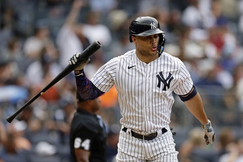Giancarlo Stanton, de los Yanquis de Nueva York, celebra un jonrón en la primera entrada del partido ante los Cachorros de Chicago, el sábado 8 de julio de 2023, en Nueva York. (AP Foto/Adam Hunger)