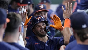 El venezolano José Altuve es felicitado en el dugout por sus compañeros tras pegar un jonrón solitario en la tercera entrada ante los Rangers de Texas el domingo 14 de abril del 2024. (AP Foto/Kevin M. Cox)