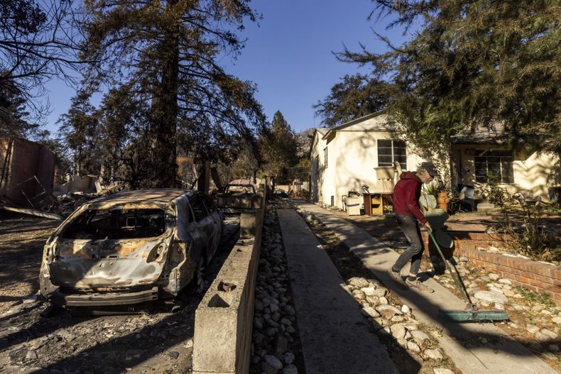 Una casa que no fue destruida por los incendios en Altadena, California, el 12 de enero del 2025. (AP foto/Ethan Swope)