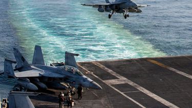 Imagen entregada por el Comando Central de Estados Unidos que muestra a un avión aterrizando en el portaaviones USS Abraham Lincoln el 28 de febrero del 2026. (Marina de Estados Unidos via AP)