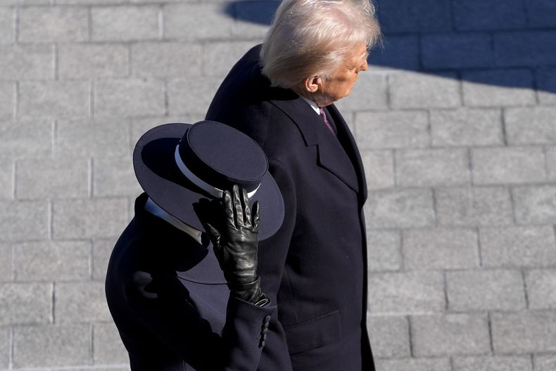 La primera dama Melania Trump, izquierda, y el presidente Donald Trump caminan para despedir al expresidente Joe Biden y a la primera dama Jill Biden después de la 60ª toma de posesión presidencial, el lunes 20 de enero de 2025, en el Capitolio de los Estados Unidos en Washington. (Jack Gruber/Pool Photo via AP)