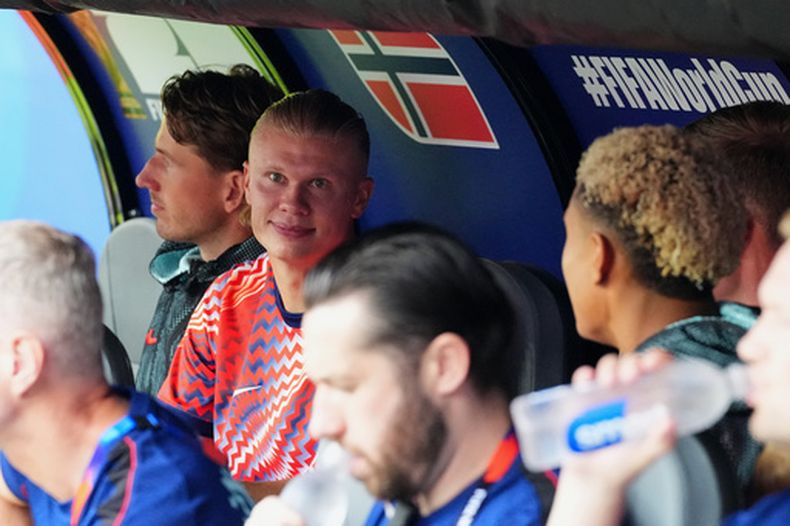 El noruego Erling Haaland en la banca durante el partido por el Grupo I del Mundial entre Noruega y Francia, el viernes 26 de junio de 2026, en Foxboro, Massachusetts. (AP Foto/Martin Meissner)