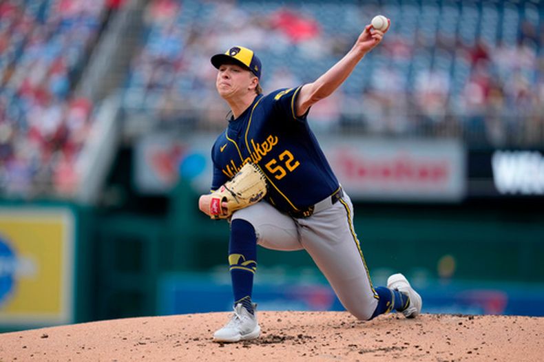 El lanzador abridor de los Cerveceros de Milwaukee, Kyle Harrison, lanza contra los Nacionales de Washington durante la primera entrada de un partido de béisbol, el sábado 2 de mayo de 2026, en Washington. (AP Foto/Jess Rapfogel)