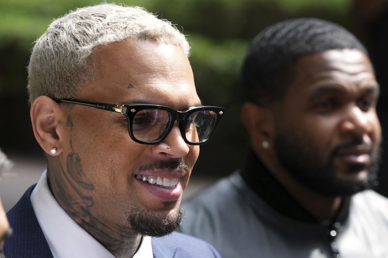El cantante estadounidense de R&B Chris Brown llega al Tribunal de la Corona de Southwark para asistir a una audiencia de declaración de culpabilidad en Londres, el viernes 20 de junio de 2025. (Foto AP/Frank Augstein)