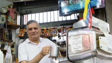 Amor con amor se paga El gesto que recibió el panadero de Caracas que regala 100 panes diarios