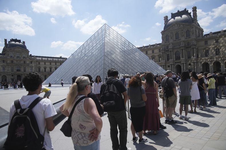Turistas en fila fuera del museo del Louvre, que no abrió el lunes 16 de junio de 2025 en París. (Foto AP/Christophe Ena)