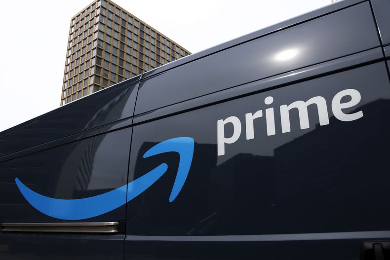 ARCHIVO - Vehículo de entrega de mercadería de Amazon Prime en Pittsburgh, 18 de marzo de 2020. La Comisión Federal de Comercio demandó a Amazon el miércoles 21 de junio de 2023 por presuntamente enrolar a consumidores en su programa Amazon Prime sin su consentimiento y dificultar la cancelación de las suscripciones. (AP Foto/Gene J. Puskar, File)