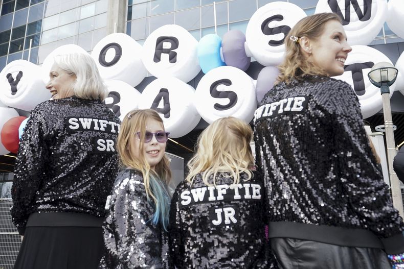 ARCHIVO - Fans de Taylor Swift, conocidas como Swifties, posan para una foto mientras se reúnen afuera del Rogers Centre de Toronto para ver a Swift actuar el 14 de noviembre de 2024. (Chris Young/The Canadian Press via AP, archivo)