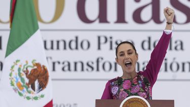 ARCHIVO - La presidenta Claudia Sheinbaum levanta un puño ante la multitud durante un evento para conmemorar sus primeros 100 días en el cargo, el domingo 12 de enero de 2025, en el Zócalo, la plaza principal de la Ciudad de México. (AP Foto/Fernando Llano, archivo)