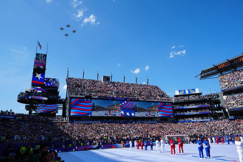 Aviones militares sobrevuelan el estadio de Filadelfia deurante el partido del Mundial entre Paraguay y Francia, el sábado 4 de julio de 2026 (AP Foto/Derik Hamilton)