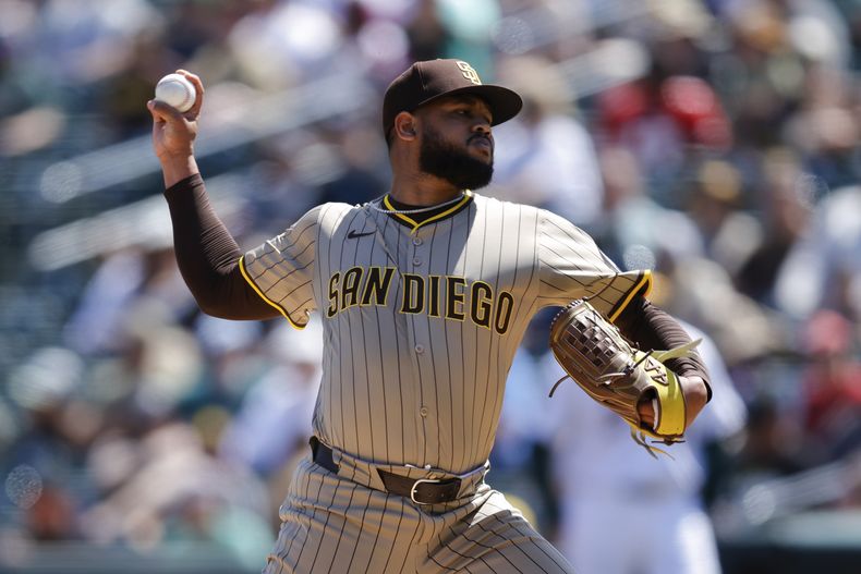 El dominicano Randy Vásquez, de los Padres de San Diego, hace un pitcheo en el juego del miércoles 9 de abril de 2025, ante los Atléticos (AP Foto/Sergio Estrada)