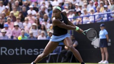 La estadounidense Coco Gauff regresa la bola en el duelo de cuartos de final ante su compatriota Jessica Pegula en el Abierto de Eastbourne el jueves 29 de junio del 2023. (Gareth Fuller/PA via AP)