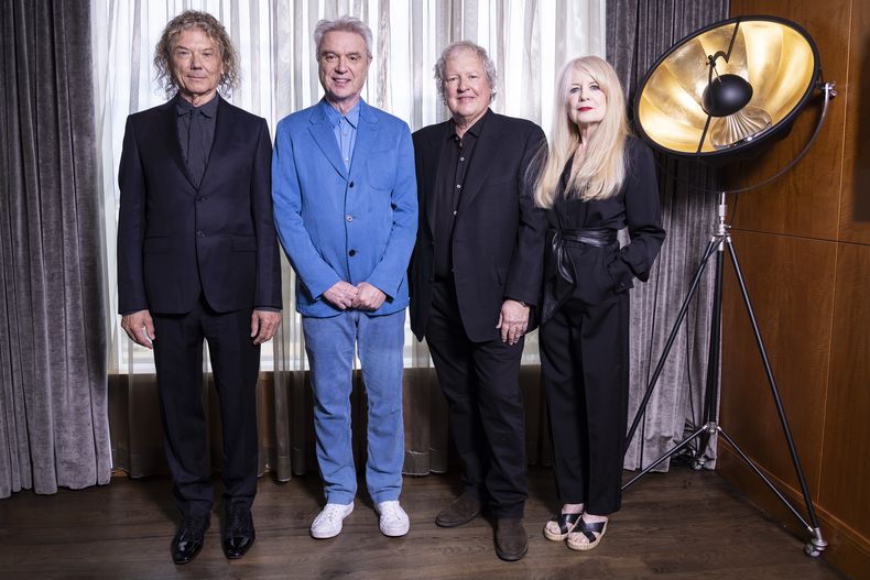 Jerry Harrison, de izquierda a derecha, David Byrne, Chris Frantz y Tina Weymouth, de la banda Talking Heads posan para promover la reedición de la película Stop Making Sense en el Festival Internacional de Cine de Toronto el lunes 11 de septiembre de 2023, en Toronto. (Foto Joel C Ryan/Invision/AP)
