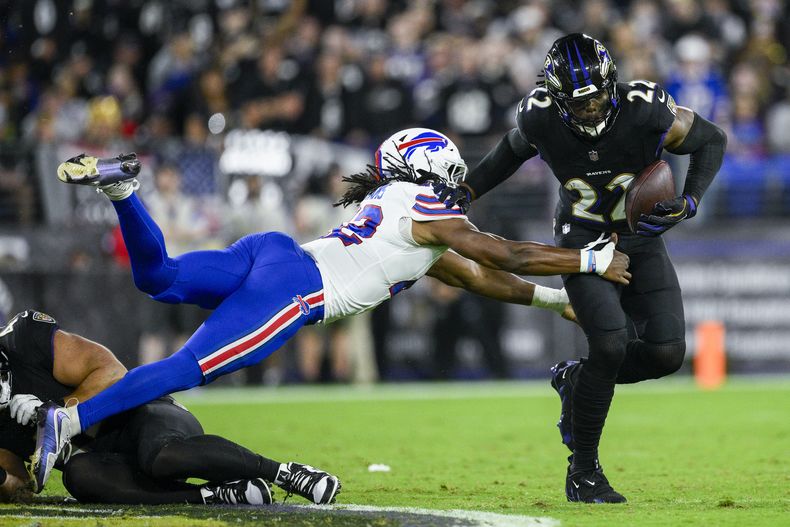 El corredor de los Ravens de Baltimore Derrick Henry avanza con el balón mientras el linebacker de los Bills de Buffalo Dorian Williams intenta detenerlo el domingo 29 de septiembre del 2024. (AP Foto/Nick Wass)