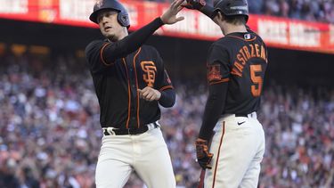 Con balk con las bases llenas, Gigantes supera a Cerveceros