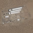 Esta imagen satelital del 7 de agosto de 2025 muestra la construcción de grandes carpas blancas para un nuevo centro de detención de inmigrantes en Fort Bliss, una base del Ejército estadounidense a las afueras de El Paso, Texas. Una vez finalizada, se prevé que la instalación, con un costo de 1.200 millones de dólares, albergue hasta 5.000 migrantes en proceso de deportación y sea la más grande de su tipo en Estados Unidos. (Planet Labs vía AP)