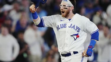 Danny Jansen, bateador designado de los Azulejos de Toronto, festeja su jonrón de tres carreras que significó la victoria sobre los Yanquis de Nueva York, el miércoles 17 de mayo de 2023 (Frank Gunn/The Canadian Press via AP)