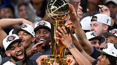 Los jugadores de los Knicks de Nueva York celebra con el trofeo de campeón Larry OBrien tras vencer a los Spurs de San Antonio en el juego 5 de las Finales el sábado 13 de junio del 2026. (AP Foto/Darren Abate)