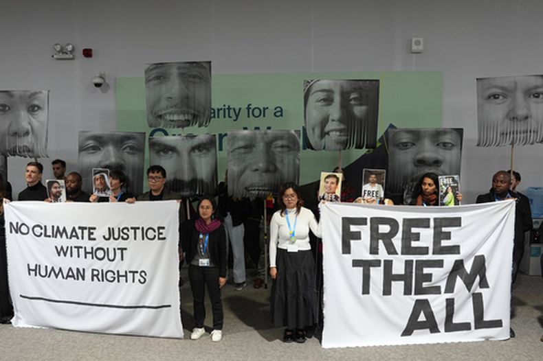 ARCHIVO – Manifestantes muestran letreros con imágenes de defensores del medio ambiente durante la Cumbre Climática de la ONU COP29, el 20 de noviembre de 2024, en Bakú, Azerbaiyán. (AP Foto/Joshua A. Bickel, Archivo)