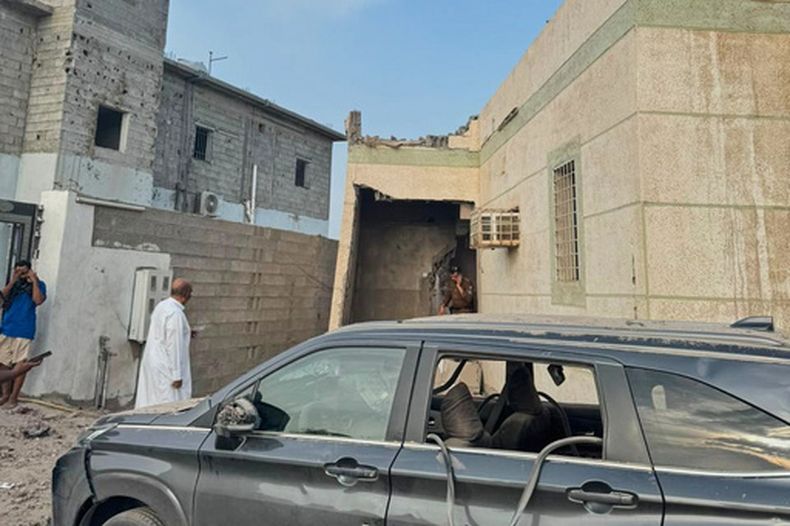 Esta foto proporcionada por la Agencia Saudí de Prensa muestra daños en un edificio tras la caída de un proyectil en Al-Tawwal, Jazan, Arabia Saudí, en la frontera sur con Yemen, el sábado 12 de septiembre de 2026. (Agencia Saudí de Prensa via AP)