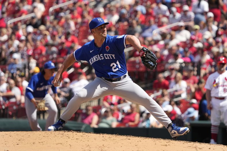 Mike Mayers de los Reales de Kansas City lanza contra los Cardenales de San Luis, el lunes 29 de mayo de 2023. (AP Foto/Jeff Roberson)