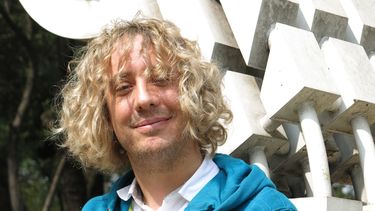 americateve | El escritor chileno Jos&eacute; Ignacio Valenzuela, tambi&eacute;n conocido como Chascas, posa durante  una entrevista en la Ciudad de M&eacute;xico, donde promocionaba su nuevo libro, &ldquo;&iquest;De qu&eacute; color es tu sombra?&rdquo;, en la 34a Fer