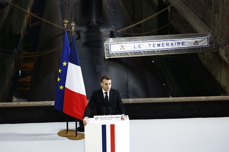 El presidente de Francia, Emmanuel Macron, pronuncial un discurso junto al submarino “Le Temeraire” (El temerario) En la base de submarinos nucleares de la Marina de Ile Longue en Crozon, Francia, el lunes 2 de marzo de 2026. (Yoan Valat/Pool Foto via AP)