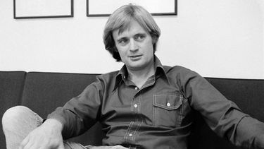FILE - David McCallum, estrella de la serie de televisión NBC The Invisible Man, durante una entrevista con Jay Sharbutt en los estudios de NBC en Nueva York, el 28 de agosto de 1975. McCallum, quien se convirtió en un galán adolescente en la serie The Man From U.N.C.L.E. (“El agente de C.I.P.O.L.”) de la década de 1960 y fue el excéntrico médico forense en el popular NCIS 40 años después, murió el lunes 25 de septiembre de 2023. Tenía 90 años. (Foto AP/Richard Drew, archivo)