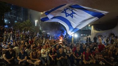 Personas bloquean un camino durante una protesta para exigir un acuerdo que lleve a la liberación inmediata de los rehenes que mantiene Hamás en la Franja de Gaza, el domingo 1 de septiembre de 2024, en Tel Aviv, Israel. (AP Foto/Ohad Zwigenberg)
