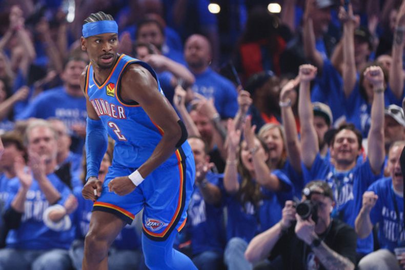 El escolta del Thunder de Oklahoma City, Shai Gilgeous-Alexander, corre de regreso a la defensa tras anotar una canasta durante la primera mitad del Juego 1 de una serie de primera ronda de los playoffs de baloncesto de la NBA contra los Suns de Phoenix, el domingo 19 de abril de 2026, en Oklahoma City. (AP Foto/Nate Billings)