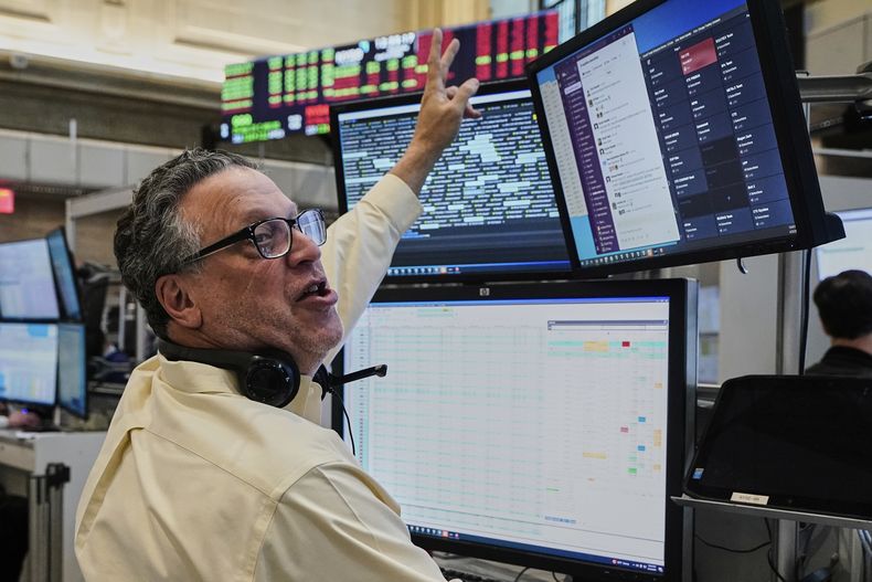 El operador Martin Handler en la Bolsa de Valores de Nueva York, el miércoles 23 de abril de 2025, en Nueva York. (AP Foto/Richard Drew)