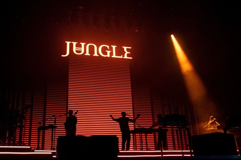 ARCHIVO - La banda británica Jungle durante su concierto en el festival Corona Capital en la Ciudad de México, el sábado 18 de noviembre de 2023. (Foto AP/Alejandro Godínez, archivo)