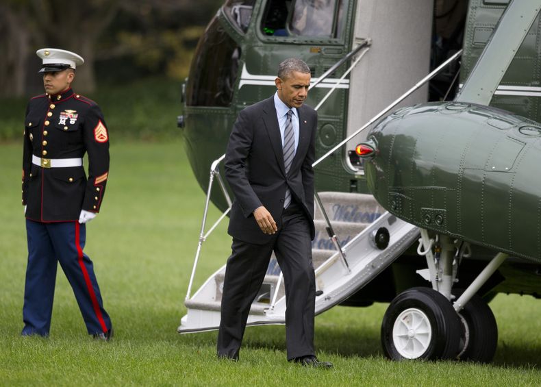 El presidente estadounidense Barack Obama sale del helic&oacute;ptero presidencial en el jard&iacute;n de la Casa Blanca el martes, 5 de noviembre del 2013, tras un viaje al hospital militar Waklter Reed para visitar a soldados heridos. (Foto AP/ Evan Vuc