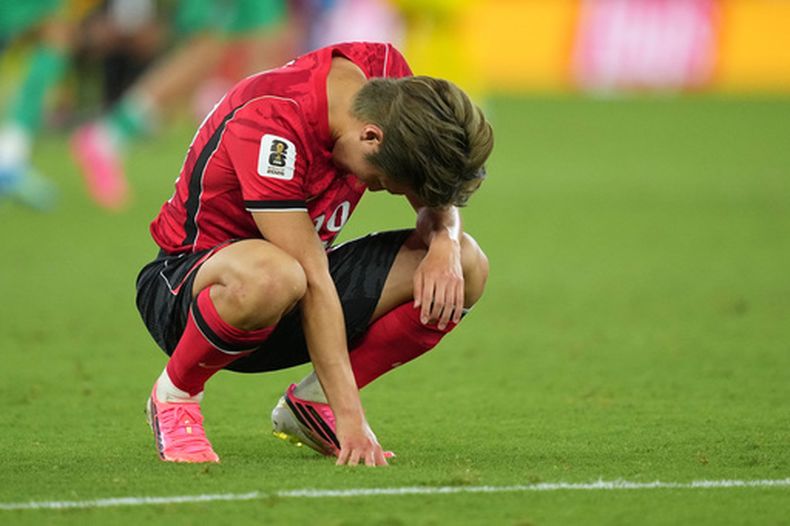 Le Kang-in, de Corea del Sur, se lamenta tras la derrota ante Sudáfrica en el Mundial, el miércoles 24 de junio de 2026 en Monterrey (AP Foto/Moisés Castillo)