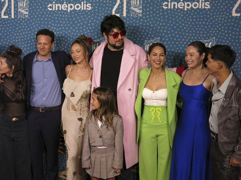El elenco y equipo de producción Perdidos en la noche posa en la alfombra roja de la película en el Festival Internacional de Cine de Morelia en Morelia, Mexico, el domingo 22 de octubre de 2023. De izquierda a derecha, la productora mexicana Fernanda de la Peza, el director mexicano Amat Escalante, la actriz española Ester Expósito, la actriz mexicana Olivia Turnbull, el actor mexicano Fernando Bonilla, la actriz mexico-uruguaya Barbara Mori, la actriz mexicana Fernanda Osio y el actor mexicano Juan Daniel García Treviño. (Foto AP/Berenice Bautista)