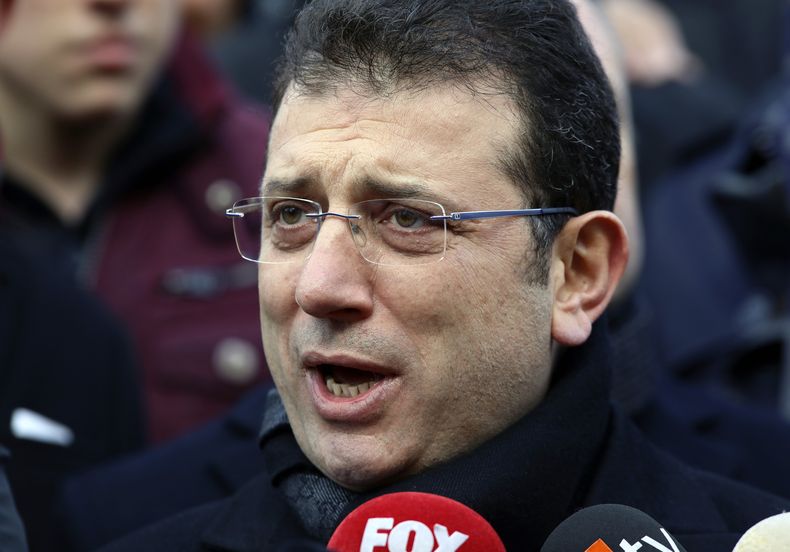 ARCHIVO - El alcalde de Estambul, Ekrem Imamoglu, habla con reporteros en la mezquita de Kocatepe, en Ankara, Turquía, el 19 de enero de 2020. (AP Foto/Burhan Ozbilici, archivo)