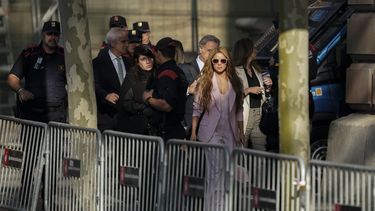 La artista colombiana Shakira, con un traje rosado, sale de la corte en Barcelona, España, el lunes 20 de noviembre de 2023. Shakira alcanzó un acuerdo de último momento para evitar el riesgo de ir a prisión en el primer día de su juicio por fraude fiscal en Barcelona. (Foto AP/Joan Mateu Parra)
